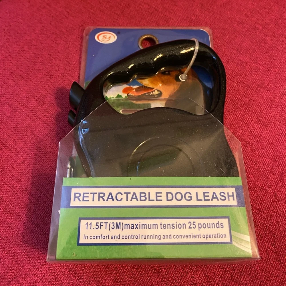 🧩 Retractable dog leash black up to 25lbs. NWT